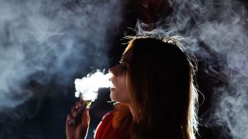 Los cigarrillos electrónicos son populares entre los adolescentes.
