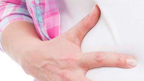 Aguantarse un gas podría causar cólicos.