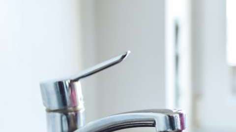 Aléjate de cualquier contacto con agua durante el paso del huracán.