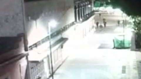 El momento que huyen los sicarios,