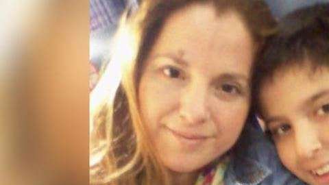 En el teléfono, Miguel tiene fotos y audios de su madre fallecida.