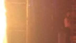 La gente veía con horror lo que le estaba sucediendo al animal.