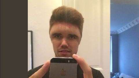 Así quedó tras teñirse el pelo.