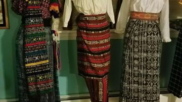 Trajes típicos de Guatemala tejidos a mano fueron exhibidos en Chicago.