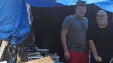 Willie Davis en una de sus ventas de garage