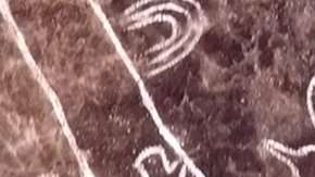 La mayoría de los dibujos estaban bajo capas de tierra y barro.