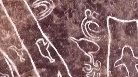 La mayoría de los dibujos estaban bajo capas de tierra y barro.