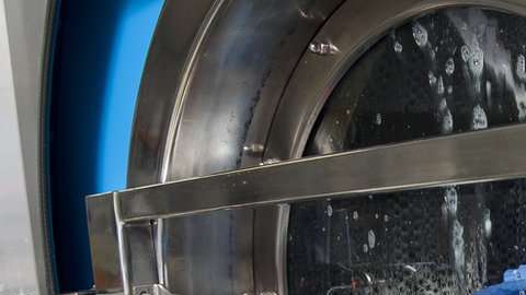 La lavadora comercial Xeros usa pequeñas bolitas de polímeros.