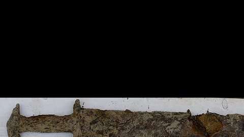 Cuando la niña descubrió la espada, el nivel del agua era muy bajo.