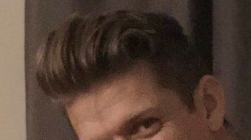 Pieter Hanson copia  la pose en la que aparece en el tuit de su madre.