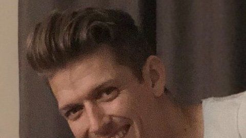 Pieter Hanson copia  la pose en la que aparece en el tuit de su madre.
