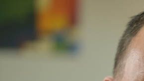 Byron Schofield con miembros de su equipo de ayuda.