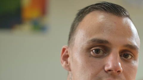 Byron Schofield con miembros de su equipo de ayuda.