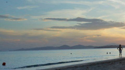 Los desechos plásticos contaminan nuestros océanos.