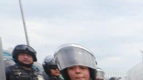 Mario Castellanos fue uno de los primeros en cruzar entre Guatemala y México con un gran despliegue policial.