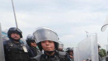 Mario Castellanos fue uno de los primeros en cruzar entre Guatemala y México con un gran despliegue policial.