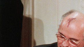 Los expresidentes Mijaíl Gorbachov y Donald Reagan.