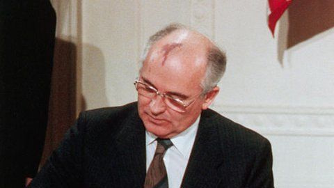 Los expresidentes Mijaíl Gorbachov y Donald Reagan.