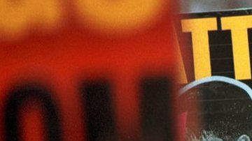 El reverendo Fred Phelps protestando en 1999 diciendo que el alma del joven estaba en el infierno