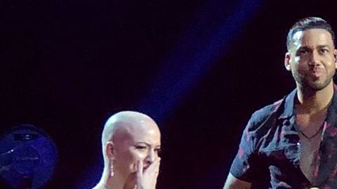 Romeo Santos junto a una sobreviviente de cáncer