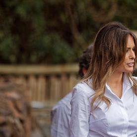 Melania  no se divirtió tanto alimentando a elefantes bebés.