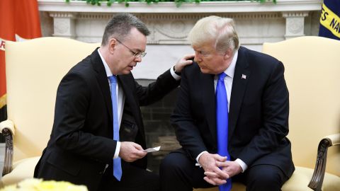 El pastor Andrew Brunson (i) ora por el presidente  Donald J. Trump (d).