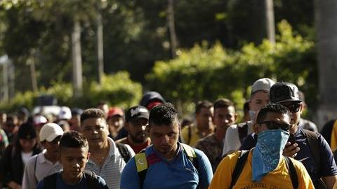 Cientos de salvadoreños en su ruta hacia México.