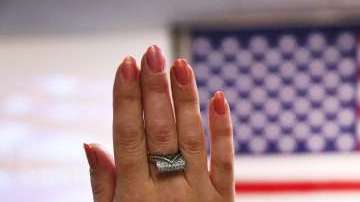 Los portadores de "green card" y otros inmigrantes pueden aplicar por beneficios sociales.