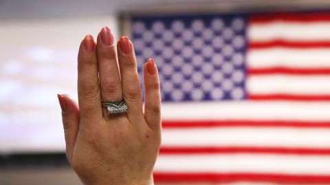 Los portadores de "green card" y otros inmigrantes pueden aplicar por beneficios sociales.