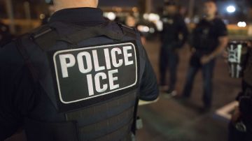 Los funcionarios de ICE deben coordinarse con fiscales para presentar cargos contra indocumentados.