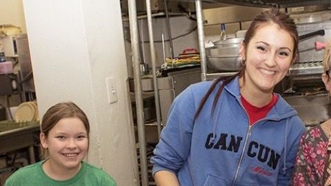 Una pequeña pizzería de Fargo regala comida a las personas sin hogar.