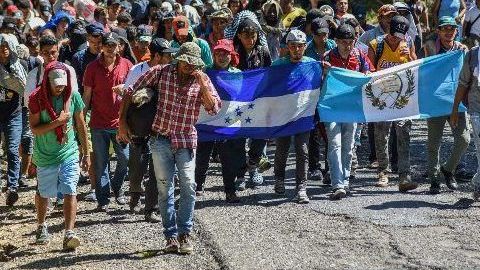 Avanza el éxodo de miles de centroamericanos que huyen de la violencia de la región