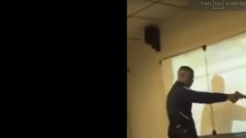 Apunta a maestra con pistola. Captura