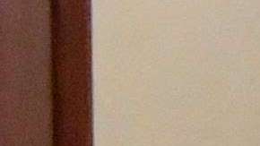 Jean-Claude Arnault 
camina detrás de un guardia en el último día de juicio por violación