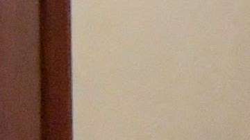 Jean-Claude Arnault 
camina detrás de un guardia en el último día de juicio por violación