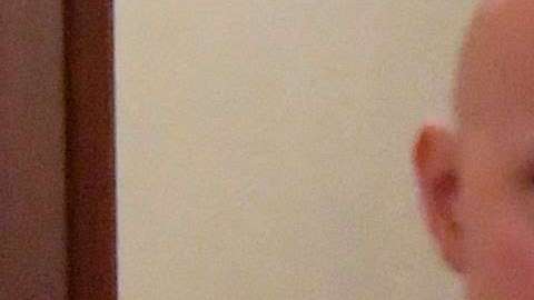 Jean-Claude Arnault 
camina detrás de un guardia en el último día de juicio por violación