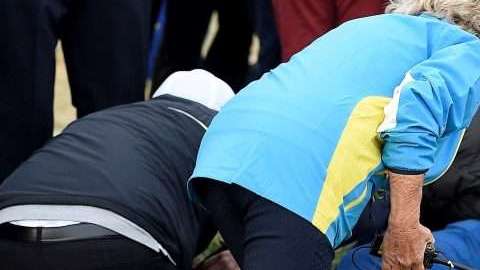 Tras el golpe de Brooks Koepka yacía malhherida la aficionada francesa Corine Remande. (Foto: EFE/ Gerry Penny)