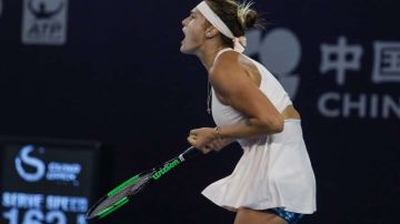 La tenista bielorrusa Aryna Sabalenka durante un partido en el Abierto de China. (Foto: EFE/ Roman Pilipey)