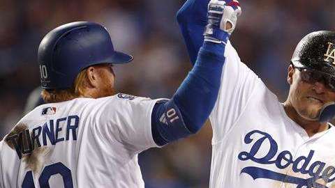 Kike Hernández  pegó de jonrón con los Dodgers de Los Ángeles frente a  Atlanta. (Foto: EFE/Mike Nelson)