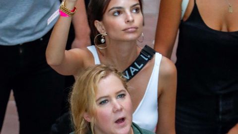 La modelo Emily Ratajkowski y la actriz Amy Schumer fueron detenidas en la protesta