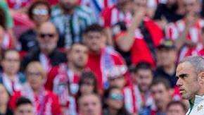 El mexicano del Betis, Andrés Guardado, se retira lesionado del partido ante el Atlético de Madrid. (Foto: EFE / Rodrigo Jiménez)