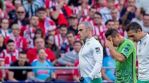 El mexicano del Betis, Andrés Guardado, se retira lesionado del partido ante el Atlético de Madrid. (Foto: EFE / Rodrigo Jiménez)