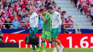 El mexicano del Betis, Andrés Guardado, se retira lesionado del partido ante el Atlético de Madrid. (Foto: EFE / Rodrigo Jiménez)