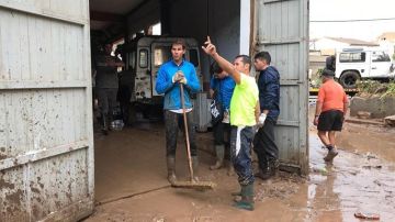 Rafael Nadal ayuda en las labores de limpieza en Mallorca, tras los fuertes torrenciales