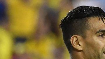 El colombiano Radamel Falcao no dudó en tomar el metro en NYC para alcanzar su vuelo a Europa. (Foto: EFE/Gerardo Mora)