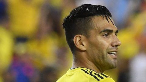 El colombiano Radamel Falcao no dudó en tomar el metro en NYC para alcanzar su vuelo a Europa. (Foto: EFE/Gerardo Mora)