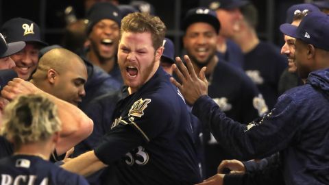 El pitcher relevista Brandon Woodruff celebra tras pegar su le cadrangular