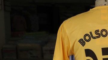 Camisetas deportivas alusivas al candidato presidencial brasileño Jair Bolsonaro. (Foto: EFE/Marcelo Sayão)