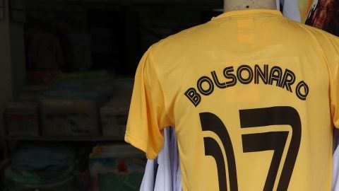 Camisetas deportivas alusivas al candidato presidencial brasileño Jair Bolsonaro. (Foto: EFE/Marcelo Sayão)