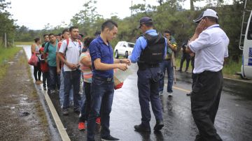 Autoridades hondureñas piden identificación en el cruce fronterizo con Guatemala.